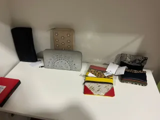 maquillaje, medias, carteras, ropa y más cosas