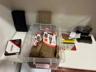 maquillaje, medias, carteras, ropa y más cosas