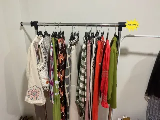 maquillaje, medias, carteras, ropa y más cosas