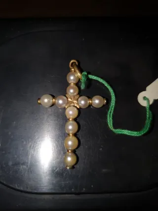 COLGANTE CRUZ DE ORO 18K y PERLAS CULTIVADAS.NUEVO