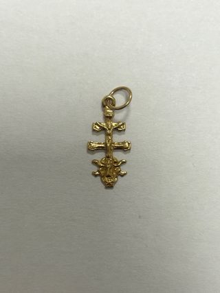 Pequeño Colgante Cruz de Caravaca Oro de ley 18k