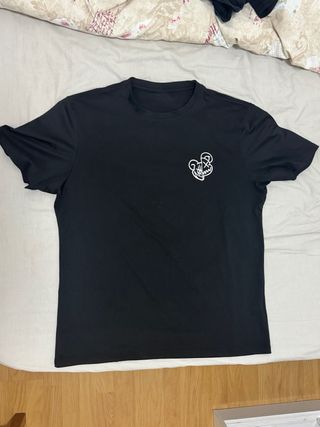 Camiseta negra con estampado