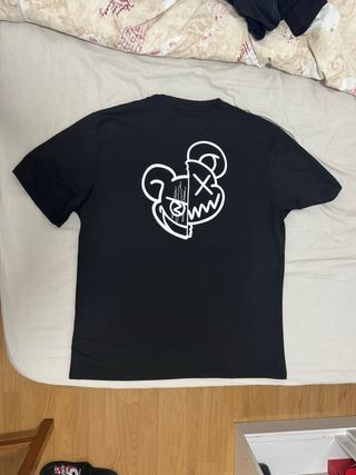 Camiseta negra con estampado