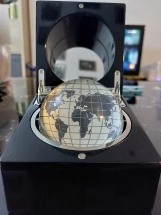 Reloj de sobremesa con globo terráqueo