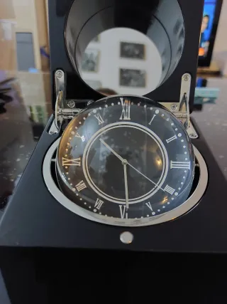 Reloj de sobremesa con globo terráqueo