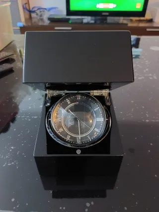 Reloj de sobremesa con globo terráqueo