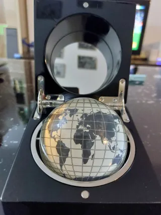 Reloj de sobremesa con globo terráqueo