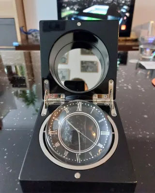 Reloj de sobremesa con globo terráqueo