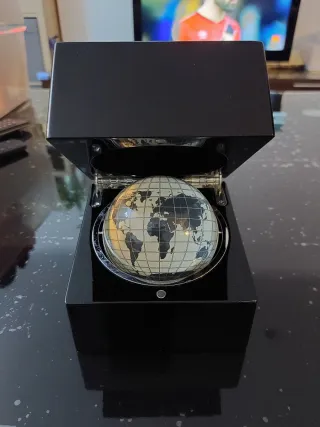 Reloj de sobremesa con globo terráqueo