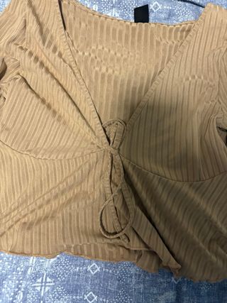 Blusa manga larga beige con lazada