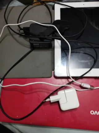 Ordenador y Tablet con Cargadores