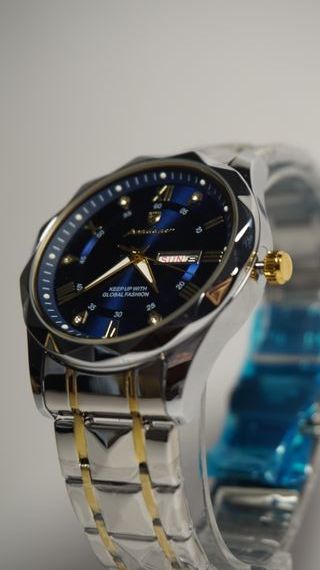 Reloj de pulsera analógico con correa bicolor