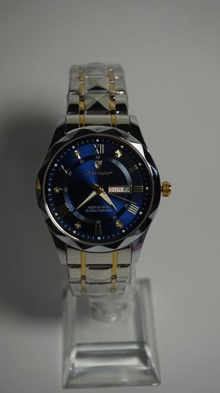 Reloj de pulsera analógico con correa bicolor