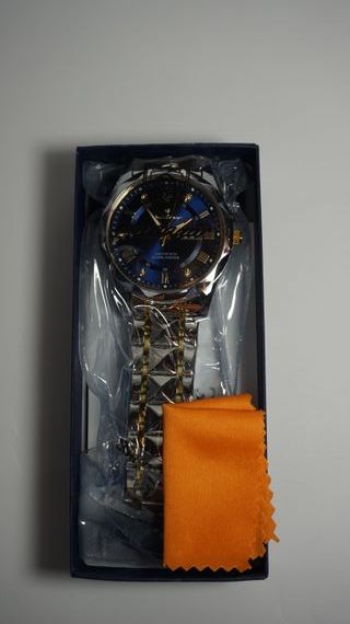 Reloj de pulsera analógico con correa bicolor
