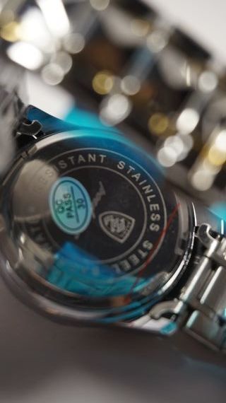 Reloj de pulsera analógico con correa bicolor