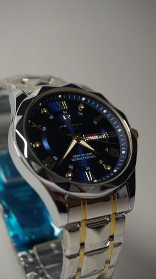 Reloj de pulsera analógico con correa bicolor