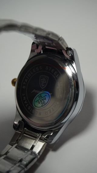 Reloj de pulsera analógico con correa bicolor