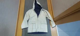 Chubasquero reversible beige y azul