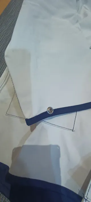 Chubasquero reversible beige y azul