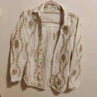 Camisa mujer blanca con bordados dorados