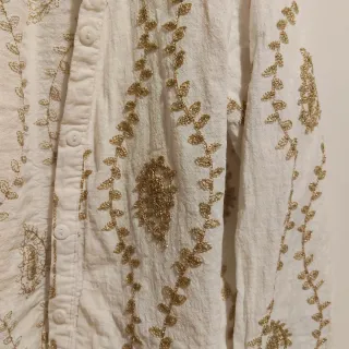 Camisa mujer blanca con bordados dorados