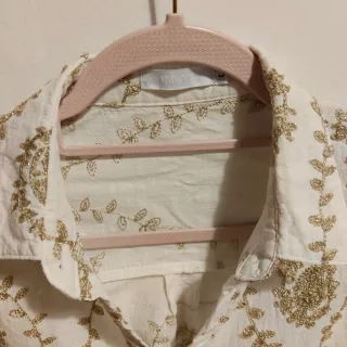 Camisa mujer blanca con bordados dorados