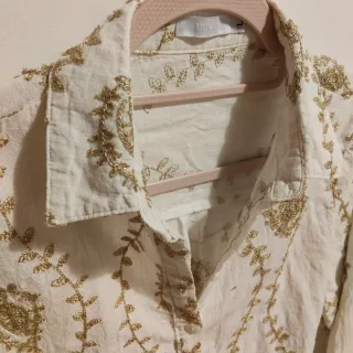 Camisa mujer blanca con bordados dorados