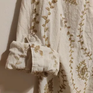 Camisa mujer blanca con bordados dorados
