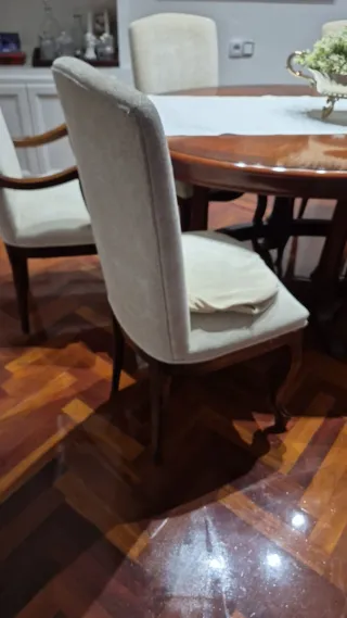 Mesa de comedor ovalada de madera