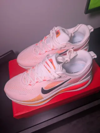 Nike Vomero 18 - Zapatillas Running Blancas y Nar.