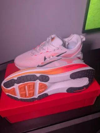 Nike Vomero 18 - Zapatillas Running Blancas y Nar.