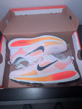 Nike Vomero 18 - Zapatillas Running Blancas y Nar.