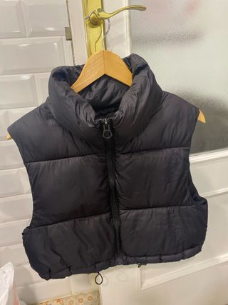 Chaleco corto acolchado negro