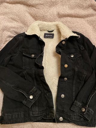 Cazadora Stradivarius borreguillo negra Talla S