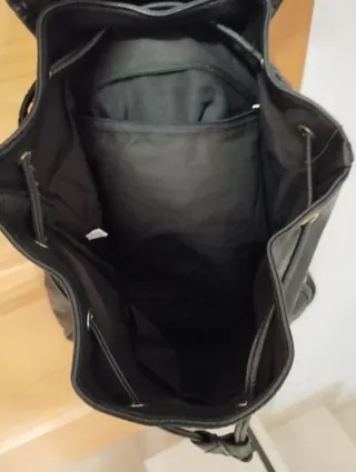 Mochila Negra con Solapa y Bolsillos