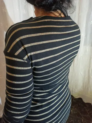 Maglia lamé a righe nere e oro