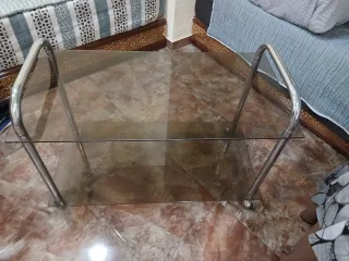 Mesa de cristal y metal