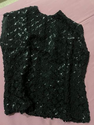 Top nero con paillettes