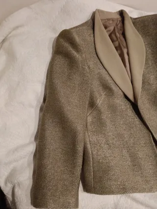 Chaqueta dorada con brillo