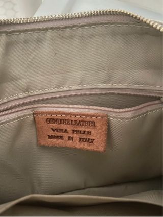 Bolso de mano dorado con tachuelas