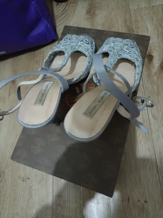 Sandalias plateadas Ángela Alarcón