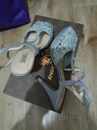 Sandalias plateadas Ángela Alarcón