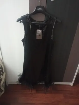 Vestido fiesta negro con plumas