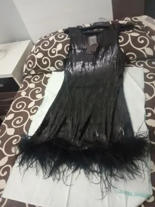 Vestido fiesta negro con plumas