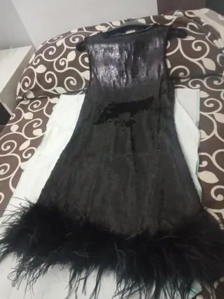 Vestido fiesta negro con plumas