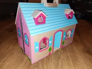 Casa delle bambole in legno