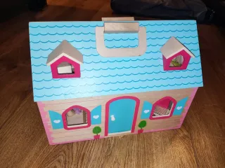 Casa delle bambole in legno