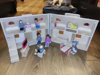 Casa delle bambole in legno