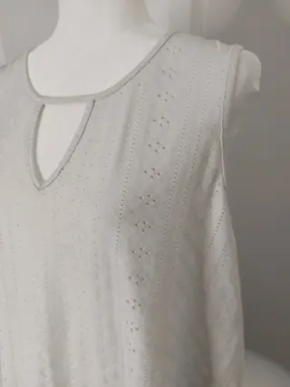 Camiseta blanca sin mangas