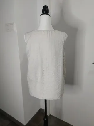 Camiseta blanca sin mangas